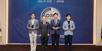 2026년 상반기 최우수 기업부설연구소 지정서를 받은 오토닉스 연구소 관계자