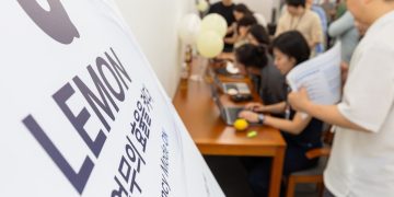 아모레퍼시픽 R&I센터 직원들이 AI 어시스턴트 레몬을 체험하는 모습