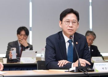독자 AI 파운데이션 모델 국민 평가단 공모를 설명하는 정부 관계자
