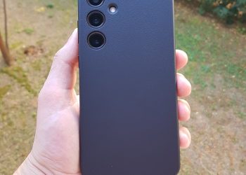 Samsung Galaxy S24+ accompagné de sa Coque en cuir vegan noir Samsung (verso)