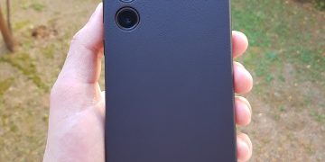Samsung Galaxy S24+ accompagné de sa Coque en cuir vegan noir Samsung (verso)