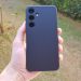 Samsung Galaxy S24+ accompagné de sa Coque en cuir vegan noir Samsung (verso)