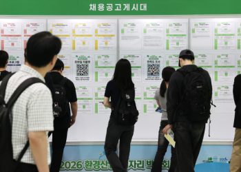 AI가 신입 일자리부터 흔드나… 법률·번역·디자인·회계, 채용 감소세