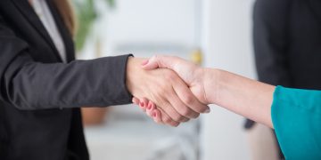 SK텔레콤·소프트뱅크·CSES 업무협약을 상징하는 비즈니스 악수