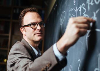 Jesse Thaler named director of the Laboratory for Nuclear Science