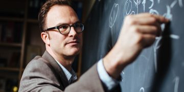 Jesse Thaler named director of the Laboratory for Nuclear Science