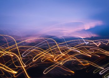 황혼녘 장노출로 담은 빛의 궤적 추상 이미지. 사진: Pexels