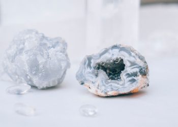 단면을 드러낸 광물 정동석 클로즈업. 사진: Pexels