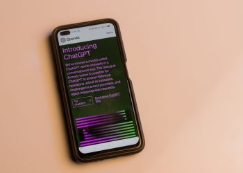스마트폰 화면에 표시된 ChatGPT 소개 페이지