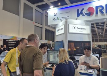 GITEX AI 유럽 2026 블록체인 한국관에서 상담 중인 대구 기업 관계자와 방문객