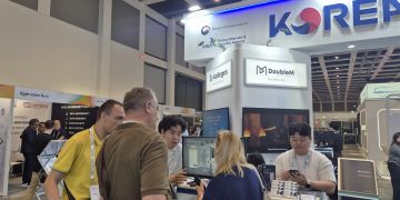 GITEX AI 유럽 2026 블록체인 한국관에서 상담 중인 대구 기업 관계자와 방문객