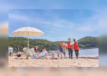 을왕리 해수욕장에서 네트워크 시설을 점검하는 SKT 구성원