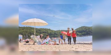 을왕리 해수욕장에서 네트워크 시설을 점검하는 SKT 구성원