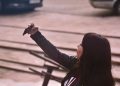 스마트폰으로 사진을 찍는 사람