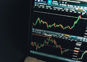 모니터에 표시된 금융 거래 차트