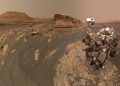 화성 지표에서 작업 중인 NASA 큐리오시티 로버의 실제 임무 합성 사진