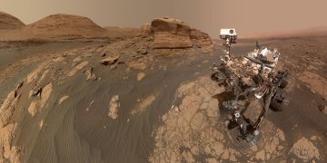 화성 지표에서 작업 중인 NASA 큐리오시티 로버의 실제 임무 합성 사진