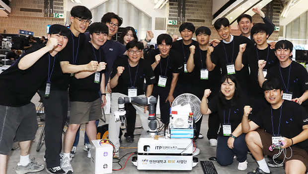 산업용 로봇 장비와 함께 촬영한 인천대 TEAM INU 학생들