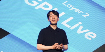 김동훈 NHN클라우드 대표가 NHN FactoryX 론칭 쇼케이스에서 발표하는 모습