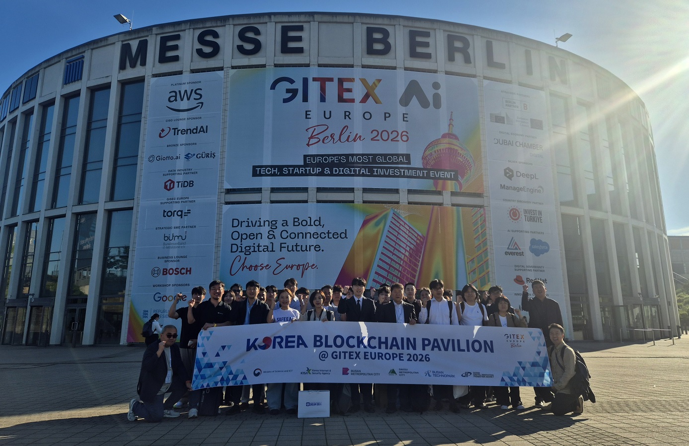 베를린 메쎄 앞에서 촬영한 GITEX AI 유럽 2026 블록체인 한국관 참가자 단체사진