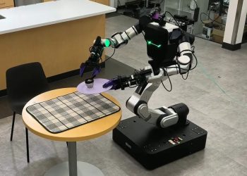 MoF 실험에서 접시 위 컵을 양팔로 다루는 실제 이동 로봇