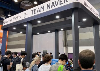 ICML 2026 행사장에서 연구자들이 팀네이버 부스를 둘러보는 모습
