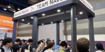 ICML 2026 행사장에서 연구자들이 팀네이버 부스를 둘러보는 모습