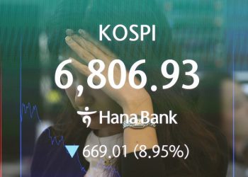 코스피가 8.95% 하락한 2026년 7월 13일 하나은행 딜링룸 전광판 앞 직원