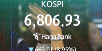 코스피가 8.95% 하락한 2026년 7월 13일 하나은행 딜링룸 전광판 앞 직원