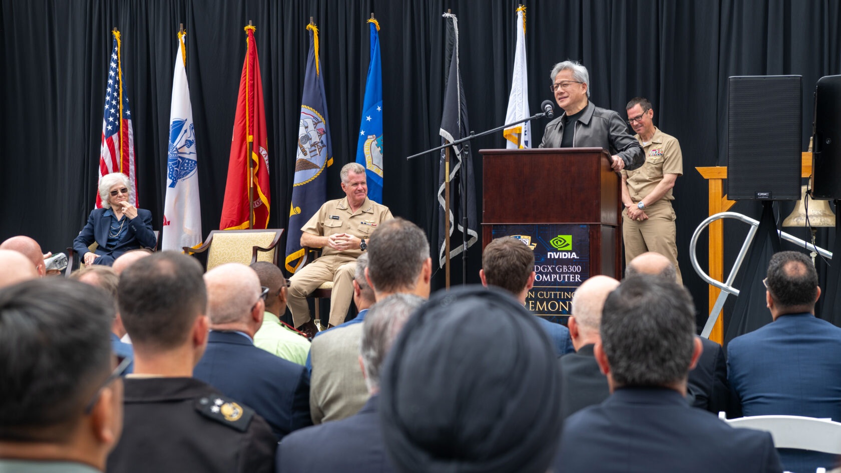 젠슨 황 엔비디아 CEO가 NPS DGX GB300 가동식에서 연설하는 모습