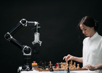 로봇 팔과 사람이 체스를 두며 강화학습을 상징하는 장면