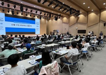 청소년들이 로봇 조립과 센서 과제를 배우는 동일 대회 이전 예선 현장