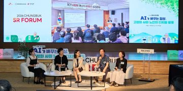충북 SR 포럼 무대에서 전문가와 시니어 서포터즈가 인사이드 토크를 진행하는 모습