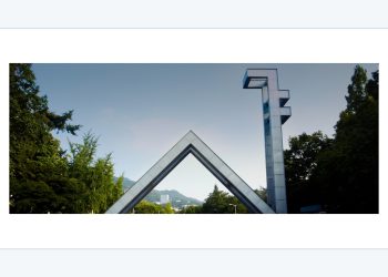 서울대학교 관악캠퍼스 정문과 조형물 전경
