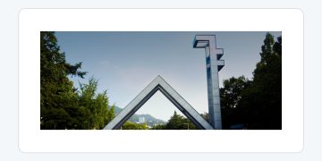 서울대학교 관악캠퍼스 정문과 조형물 전경