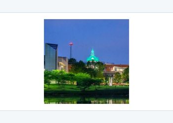 George Mason University 캠퍼스의 연못과 건물 야경