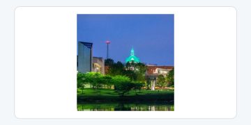 George Mason University 캠퍼스의 연못과 건물 야경
