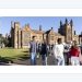 University of Sydney 캠퍼스에서 학생들이 걷는 모습