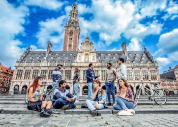 KU Leuven; Toyota Motor Europe; Toyota Research Institute 공식 캠퍼스 사진 — 단일 시점 인간 손 시연을 물리 검증 로봇 팔 궤적으로 바꾸는 DemoBridge 연구진 소속기관