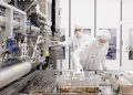 ASML 벨트호벤 클린룸에서 NXE:3800E 웨이퍼 스테이지를 점검하는 엔지니어들