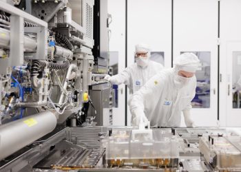 ASML 벨트호벤 클린룸에서 NXE:3800E 웨이퍼 스테이지를 점검하는 엔지니어들