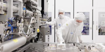 ASML 벨트호벤 클린룸에서 NXE:3800E 웨이퍼 스테이지를 점검하는 엔지니어들