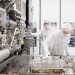 ASML 벨트호벤 클린룸에서 NXE:3800E 웨이퍼 스테이지를 점검하는 엔지니어들