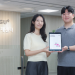 LG유플러스 통합관제센터 앞에서 정보보호백서 2025를 소개하는 정보보안센터 임직원