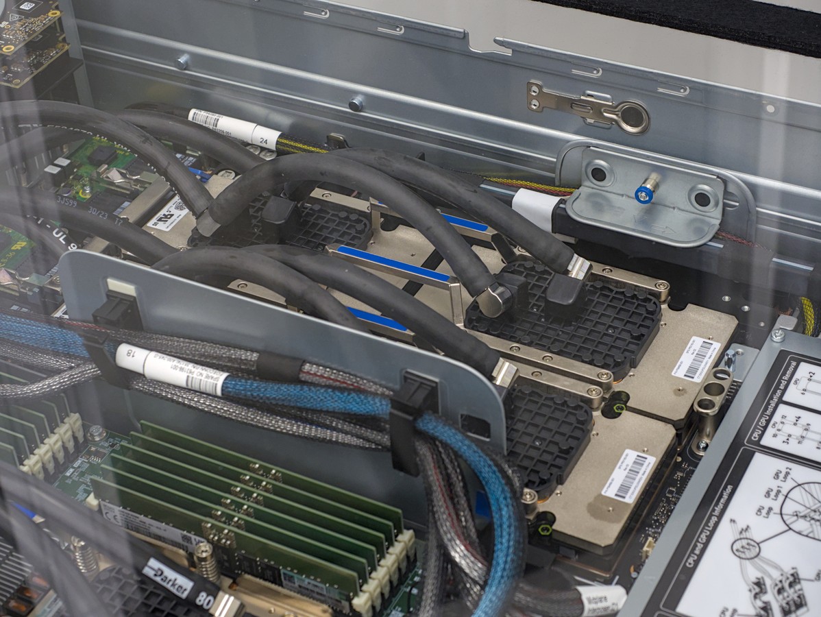 TSUBAME 4.0 컴퓨팅 노드 내부에 장착된 엔비디아 H100 GPU 4개