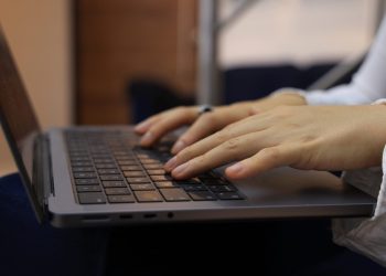 노트북 키보드에 타이핑하는 손 클로즈업