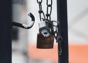 쇠사슬로 잠긴 자물쇠 근접 촬영, 접근 권한과 인증을 상징