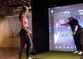 UNEEKOR AI Trainer 화면으로 골퍼의 스윙을 분석하는 시연 장면