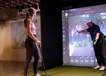 UNEEKOR AI Trainer 화면으로 골퍼의 스윙을 분석하는 시연 장면