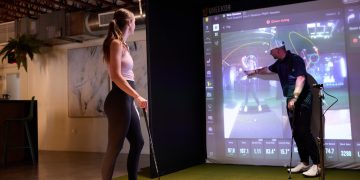 UNEEKOR AI Trainer 화면으로 골퍼의 스윙을 분석하는 시연 장면